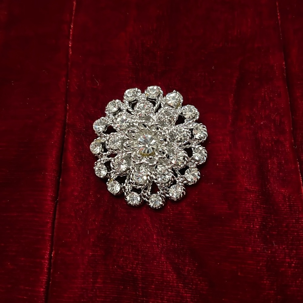🎁Floral Rhinestone Brooch 1.5” x 1.5” inches